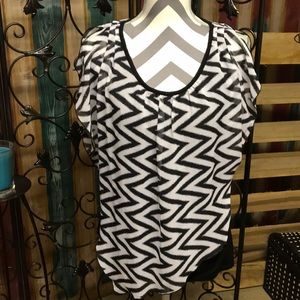 ❤️Black and white chevron top!👀